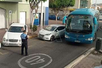 Un coche mal aparcado causa un caos circulatorio en Los Llanos al impedir el paso de una guagua/TA.